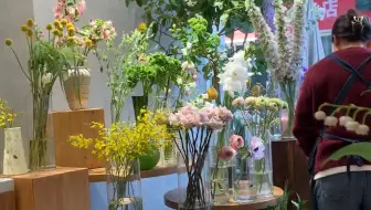 花店的忙碌记录：四月有哪些鲜花值得入手，以及如何做花店陈列