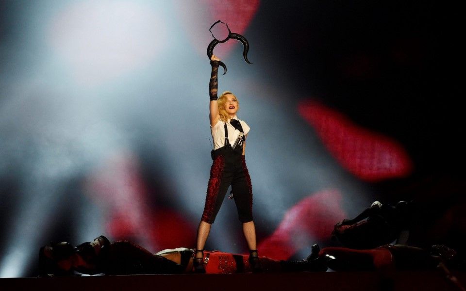 [图]Madonna - Living for Love Live Brit Awards 2015