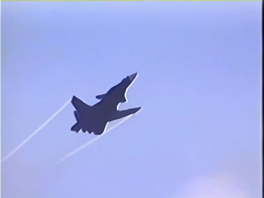 s-37金雕战斗机在maks-2001航展上进行演示飞行〔2001
