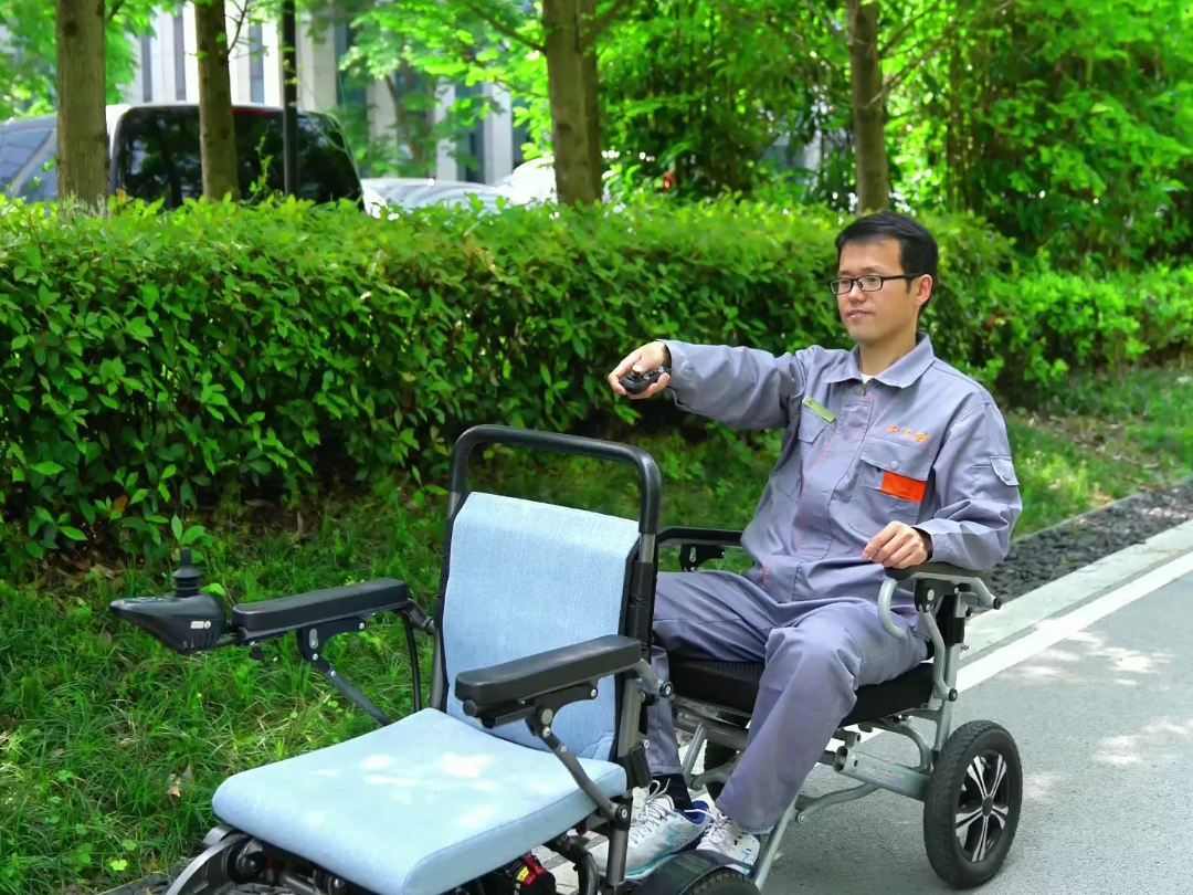 电瓶车三轮车都丢掉2024年最适合代步的是他电动轮椅