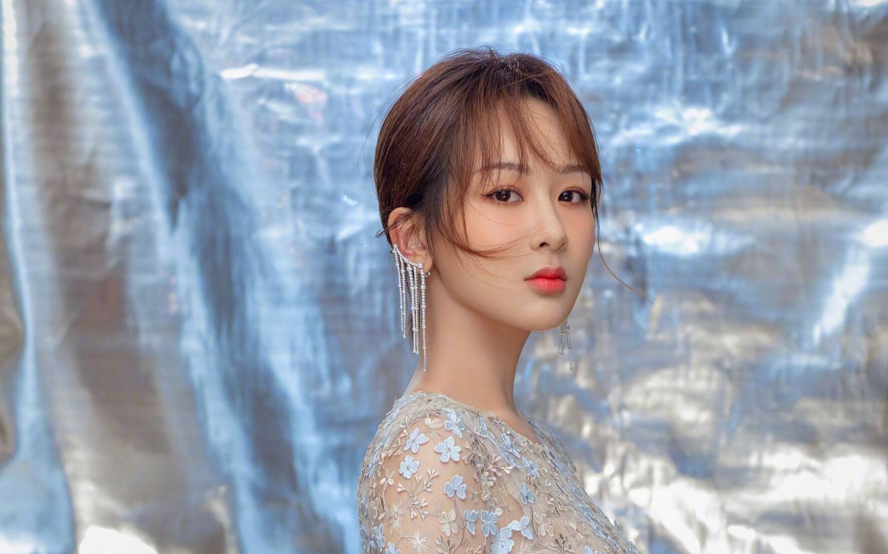 小举动暴露真实人品,杨紫下意识护住何炅,薛之谦的歌曲从不收费.