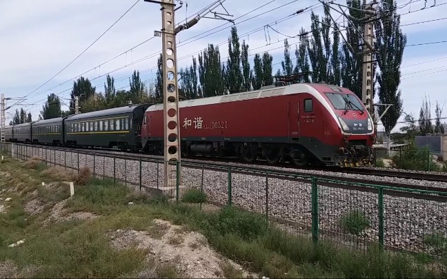 [中国铁路]hxd1d-0320牵引z294通过兰新线k297处与ss7e-0044牵引的z