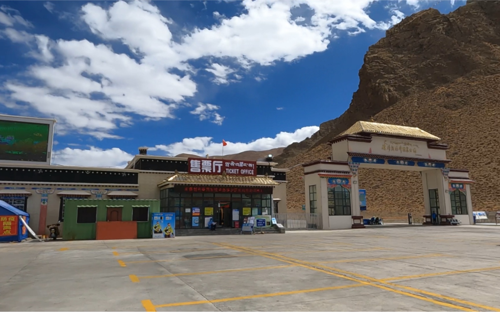 故地重游,定日县城已经大到认不出来了,珠峰北大门还是原来那样