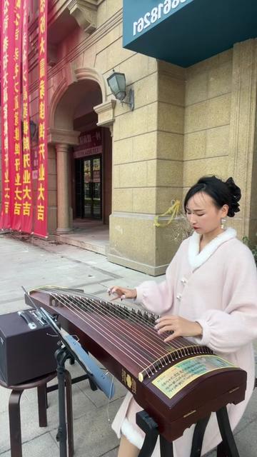 一曲春暮花落雨,叙述着人世间的风情雅韵,社会的沧桑变迁,无奈和思念. @夏天小助理哔哩哔哩bilibili