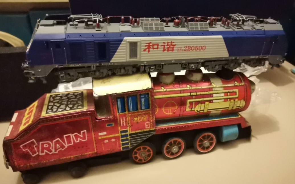 ho比例火车模型之hxd2b 中国铁路和谐电2b型电力机车,与o比例(感觉像)