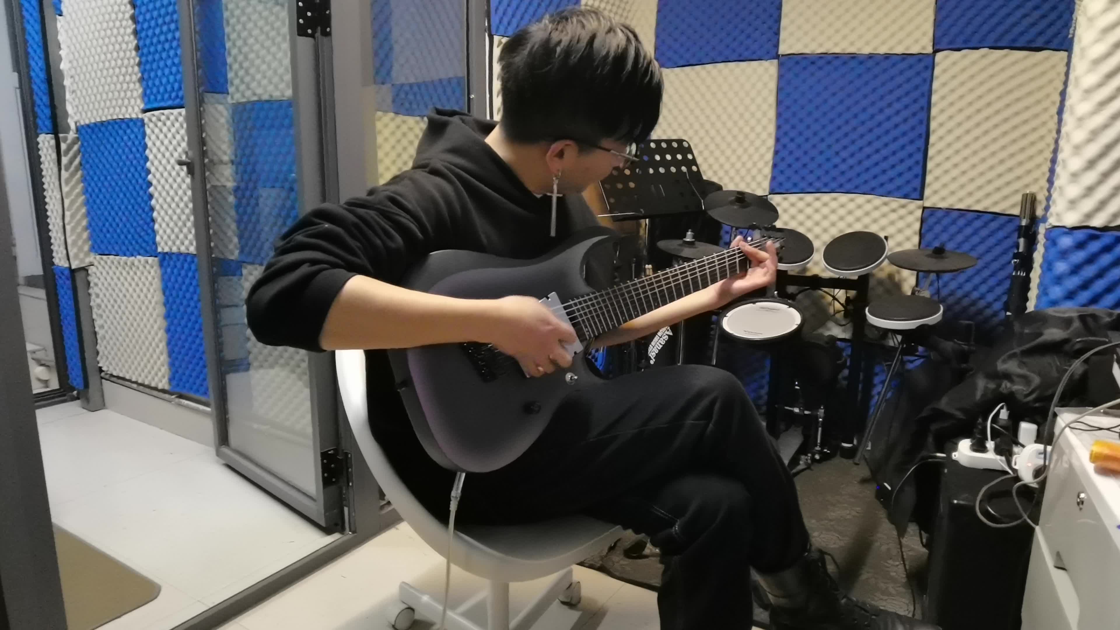 演出将近,鼓手疯狂练琴(生活不易,鼓手叹气)