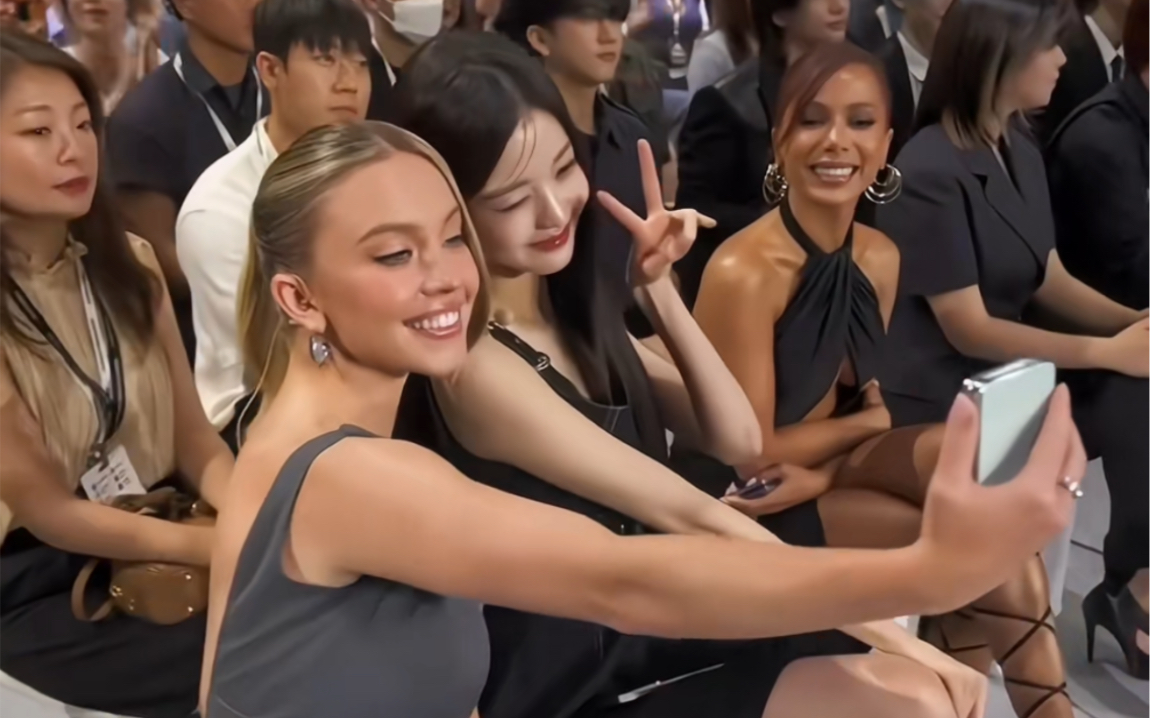 在三星活动上用折叠机和西德尼·斯温尼自拍合照的张元英!美疯了!