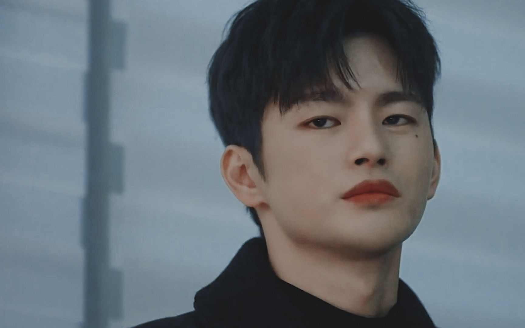 "没有人能不被徐仁国这根点不着的烟勾的五迷三道!