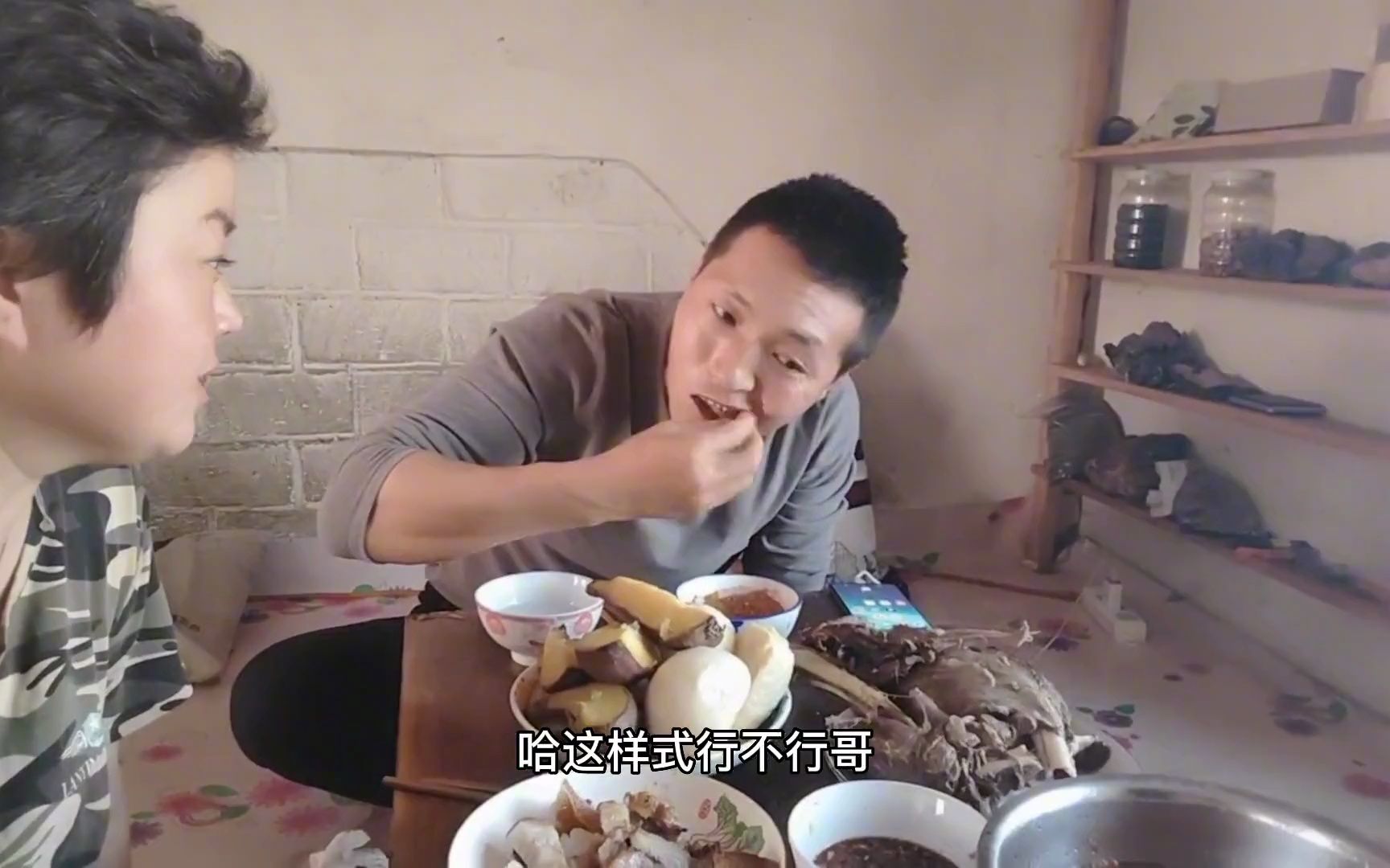 坐在东北热炕头,大口吃肉大碗喝酒,这就是生活,喜欢吗?