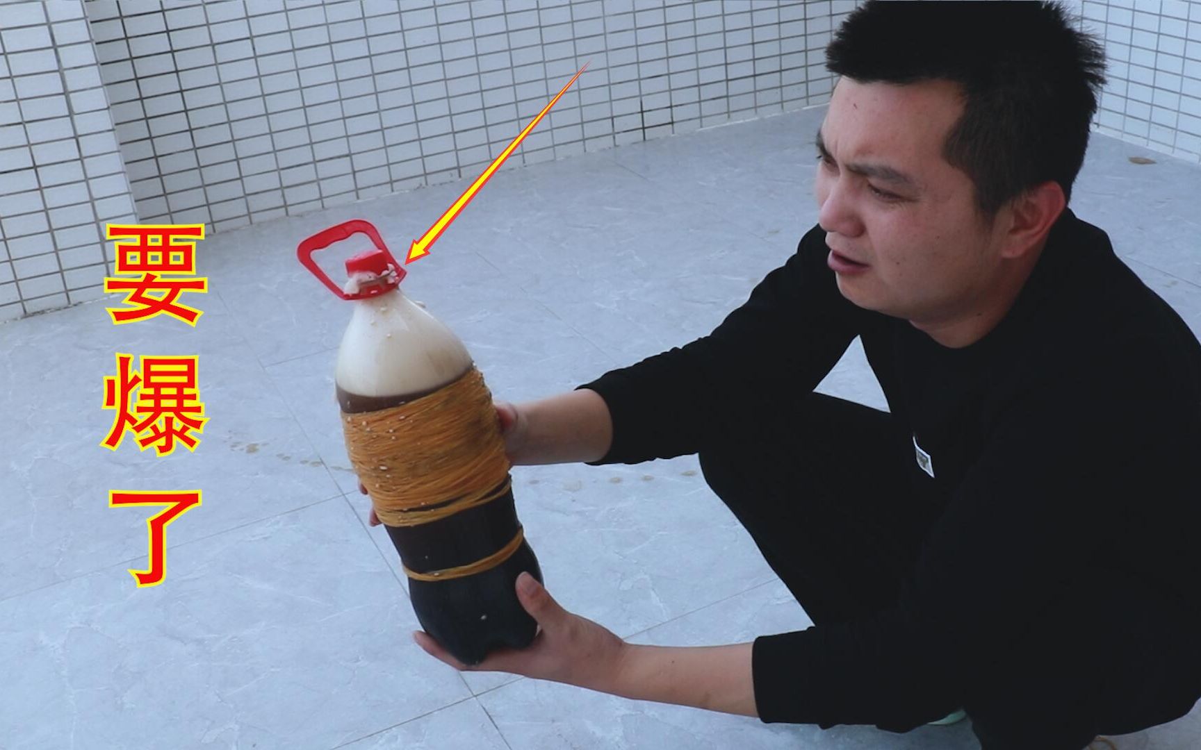 大瓶可乐被"1000根橡皮筋"套住,会发生什么变化?