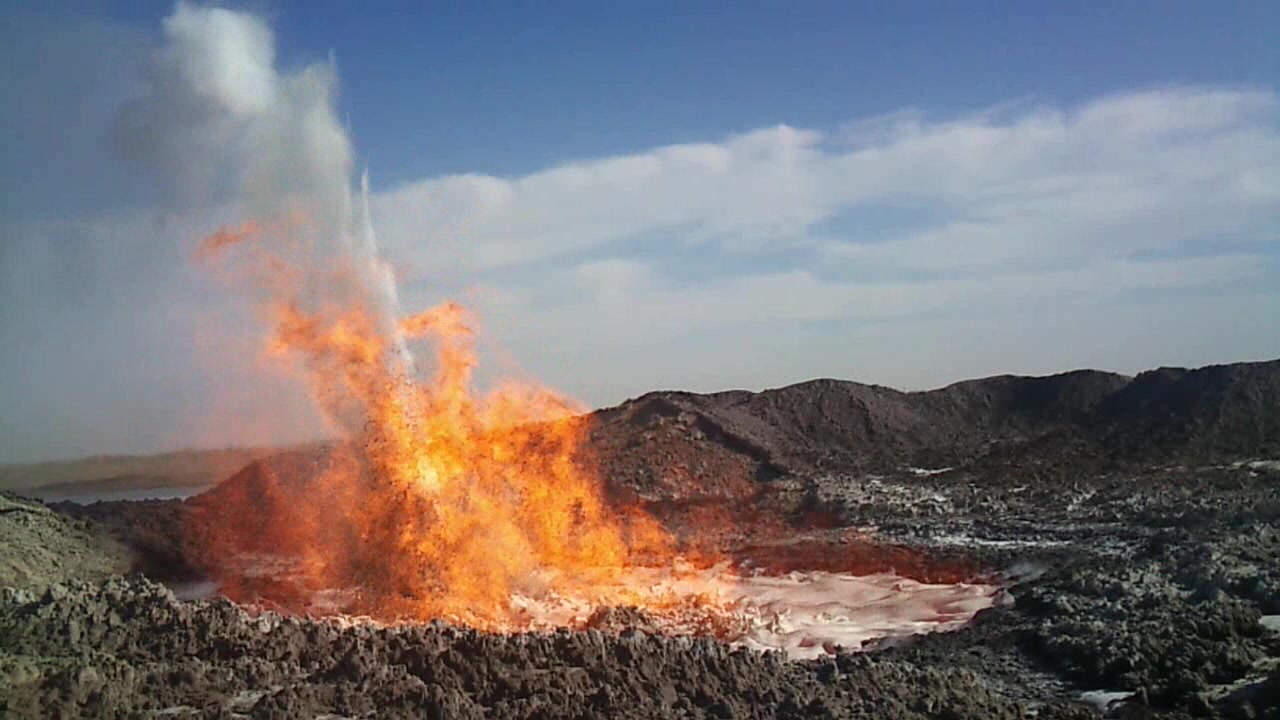 土库曼前苏联的一口井喷着火井,还在燃烧.壮观!震撼!