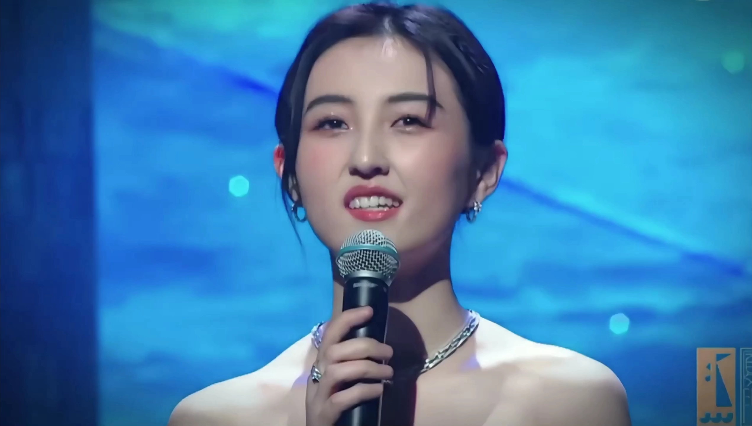 演员张子枫会站上更大的领奖台