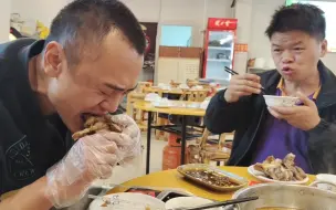 Tải video: 再带鸡哥出来改善一下伙食，希望我离开公司以后没人欺负他吧！