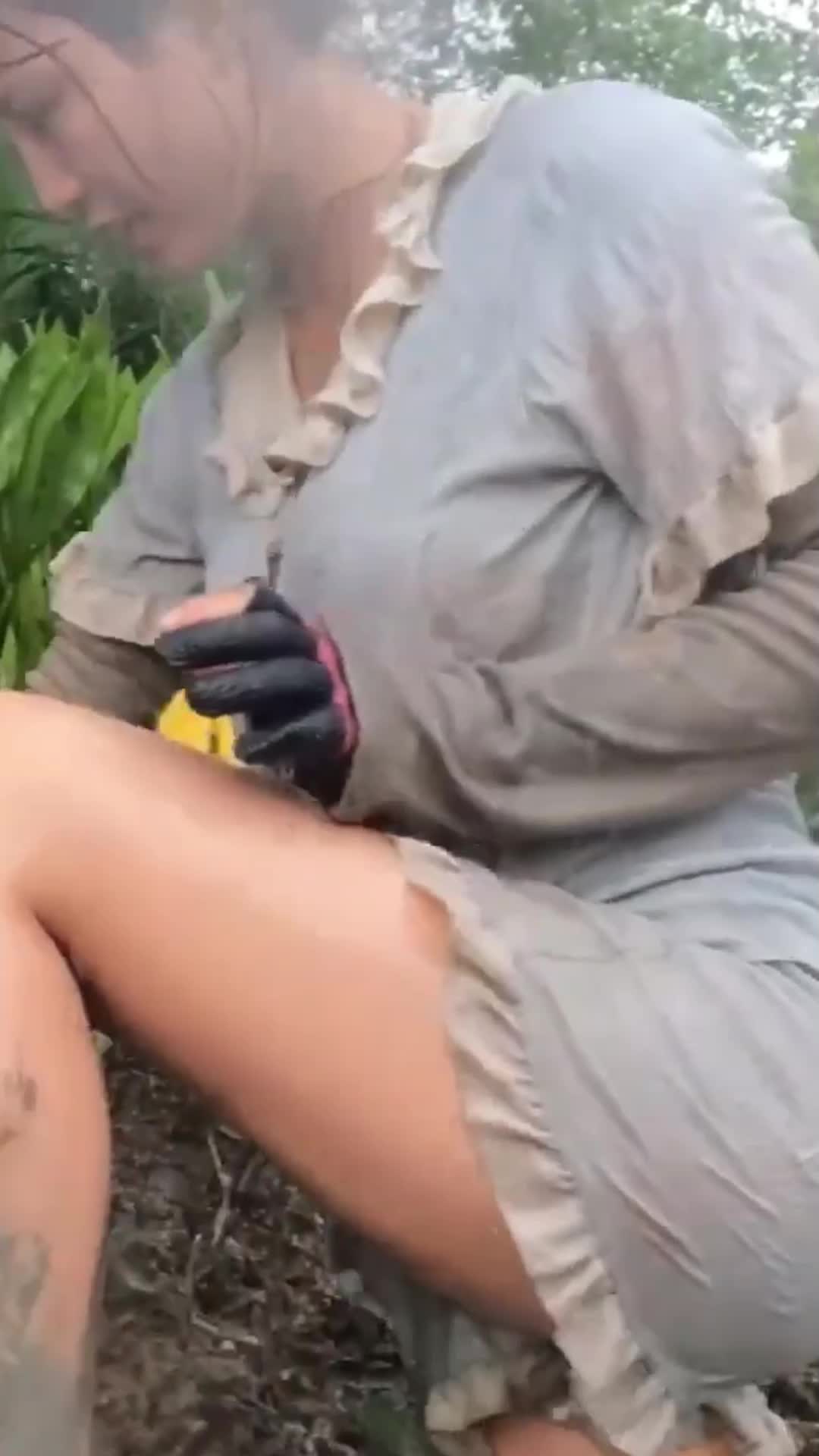 美女水下抓鱼潜水