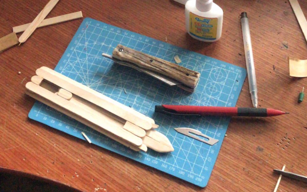 用冰棒棍花了五分钟做出来的一把简易袖剑