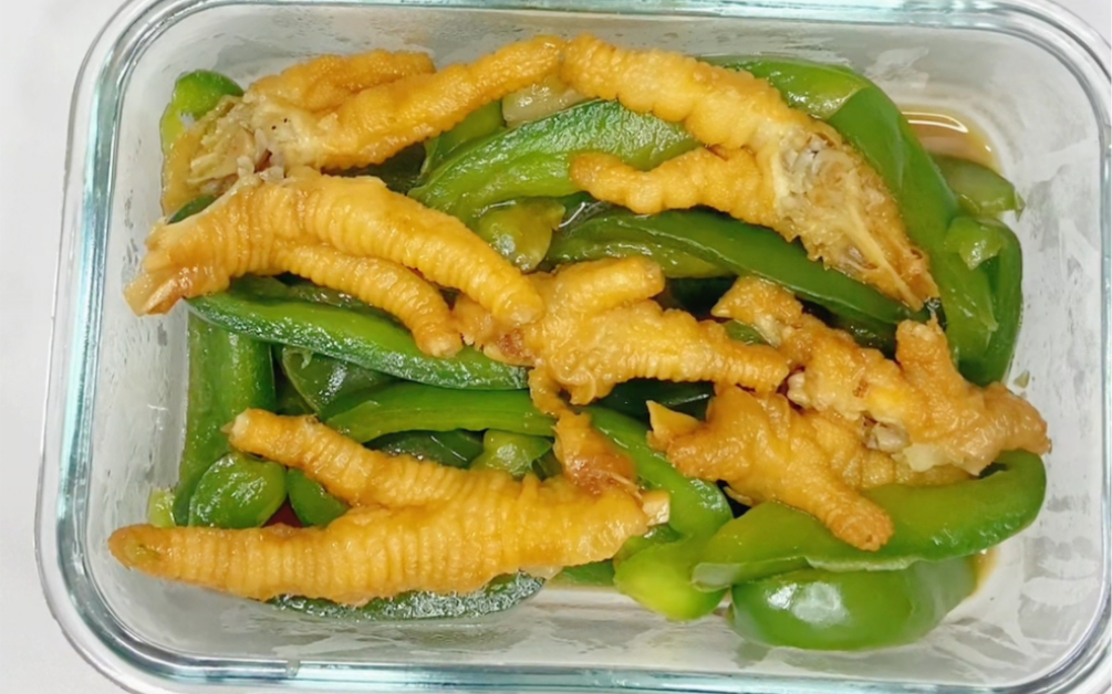 今日便当做虎皮凤爪炒灯笼椒虎皮鸡爪轻轻一吸便骨肉分离,真的好下饭.