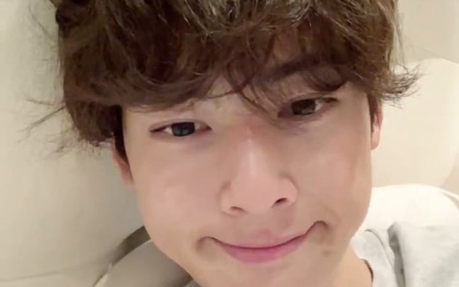 【车银优】卷毛小狗直播了,比心优好可爱,还用中文说了"我爱你",最后