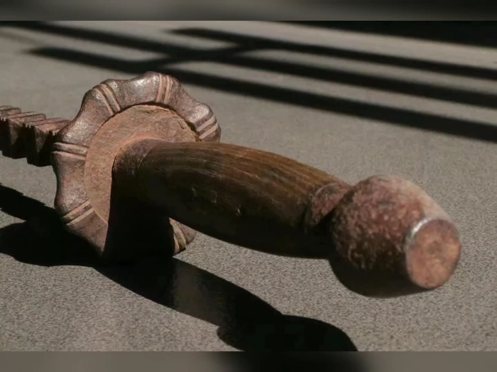 但锏和鞭又明显区别,竹节工环环相扣形如古代竹简,故称"鞭.