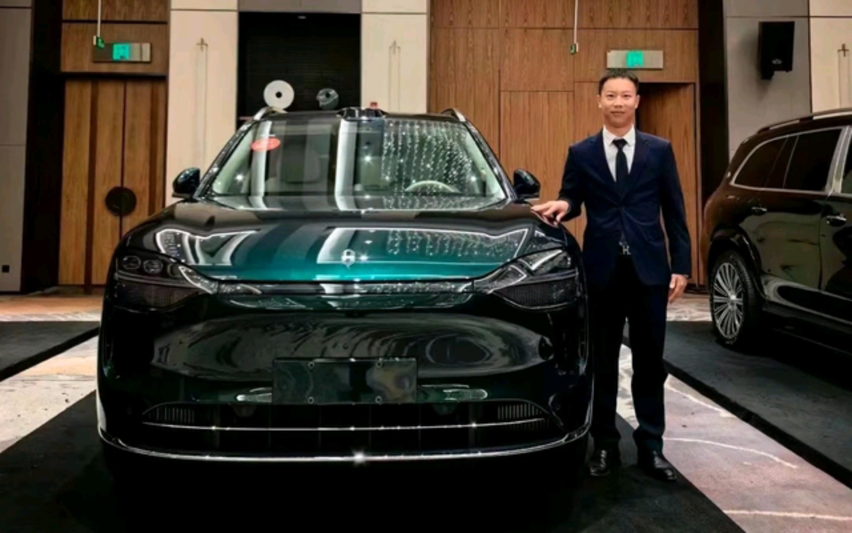 问界m9翡冷翠色