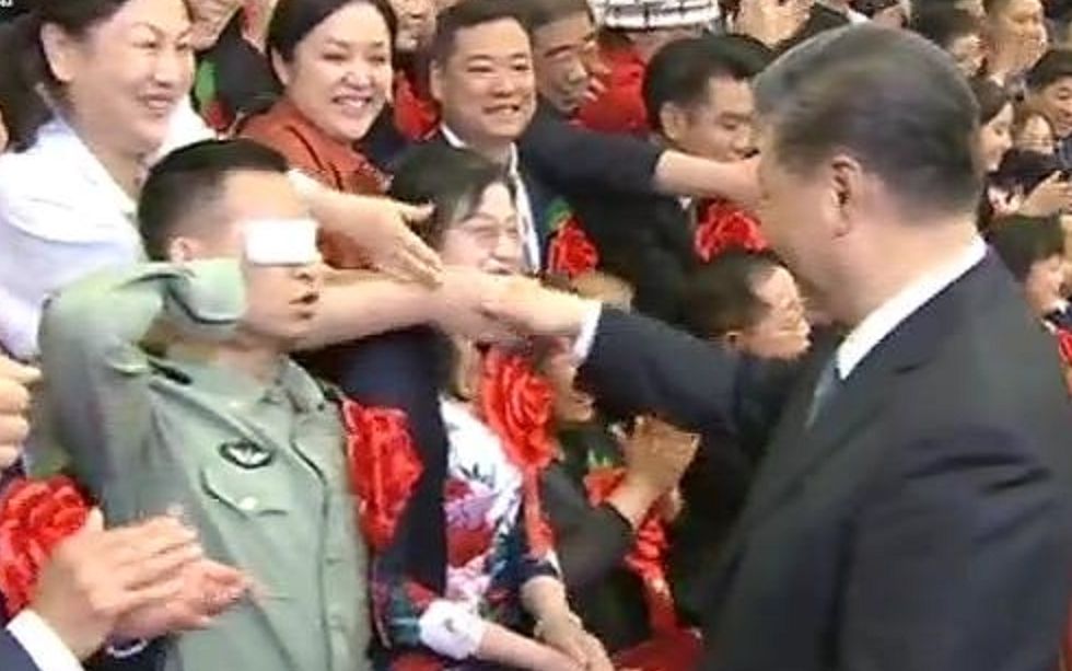 今天新闻联播，他和习近平总书记挨得最近