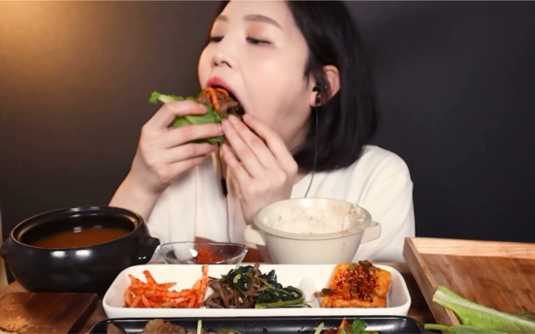 boki韩国吃播boki小姐姐烤猪肉辣炒猪肉田螺大酱汤菜包饭鸡蛋卷吃播