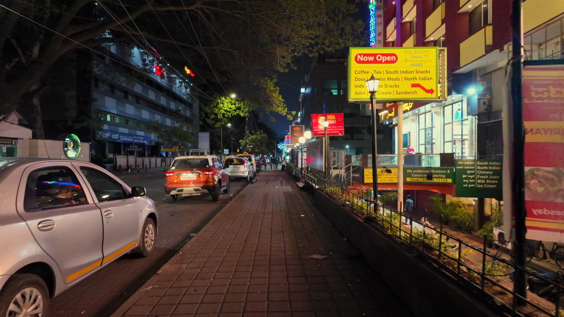 晚间,印度硅谷班加罗尔的st marks 路街头穿街过巷边走边拍, 附近有