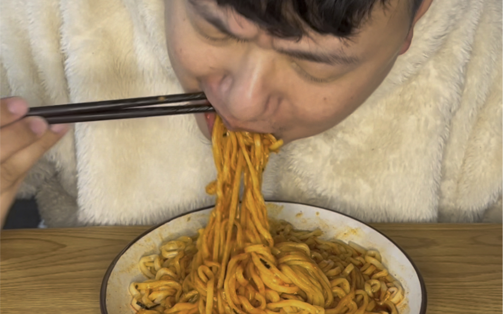 男朋友周末最后一天被辣哭就算不会吃辣也要挑战火鸡面衢州鸭脖麻辣