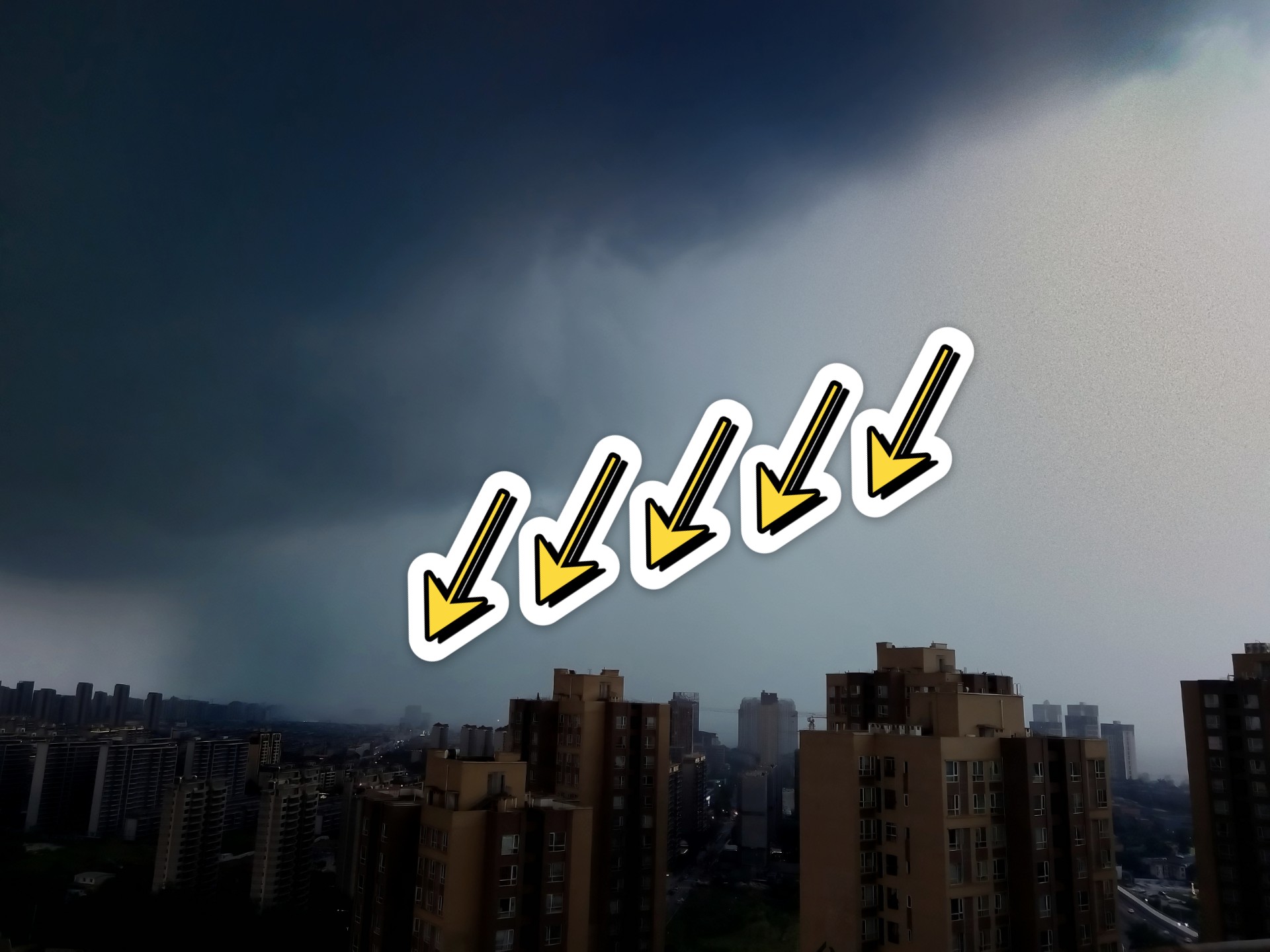 四川成都上空的一个小极品雷暴(弧状积雨云,下击暴流,雨幕)