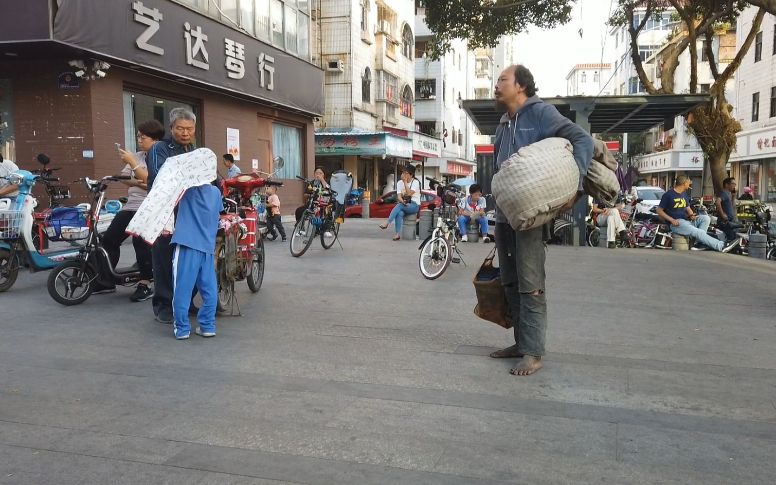 巧遇三和大神大师兄光着脚夹着破棉絮我把身上的零钱都给了他