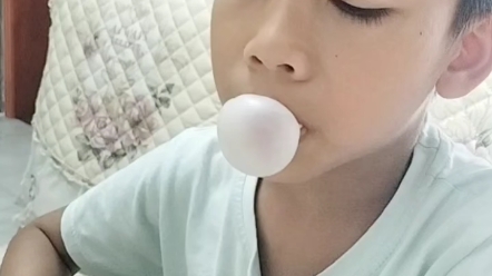 还记得我们是几岁学会吹泡泡糖的吗? 孩子的成长记录——学吹泡泡糖>