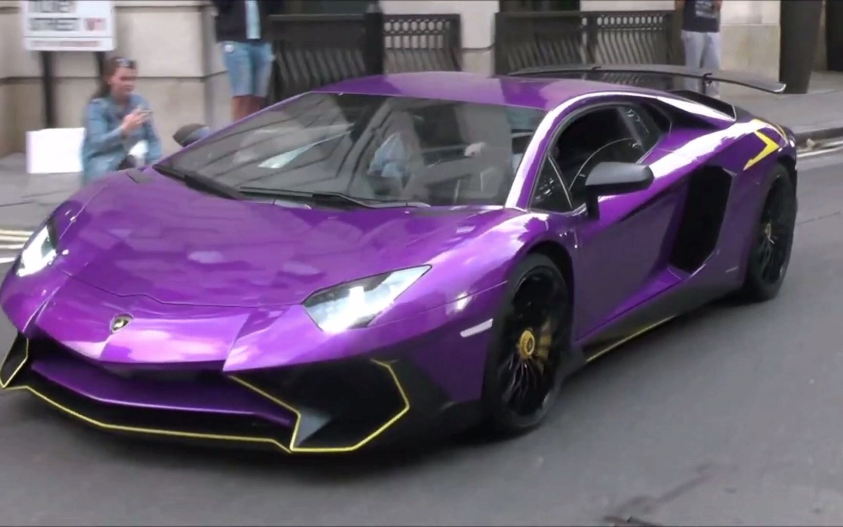 紫色兰博基尼aventador sv行驶在伦敦街头!