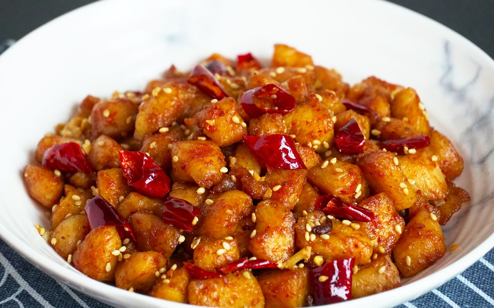 鸡胸肉版的"辣子鸡丁"太香了,香辣美味,又是一道下酒菜,解馋