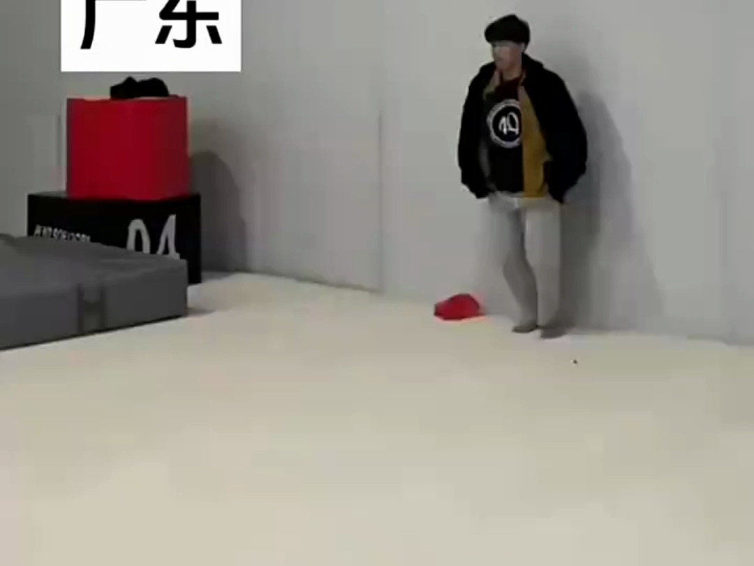 男子展示连续翻跟头,一路翻一路掉"装备"