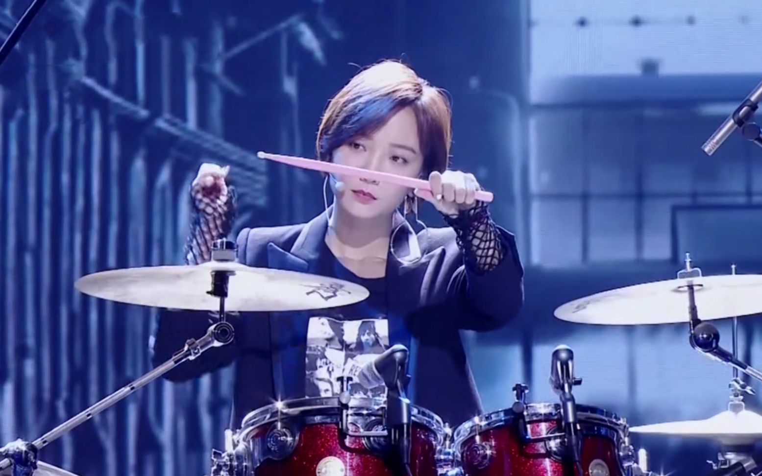 会敲架子鼓的明星,王珞丹帅气开唱《直来直往》,竟比原唱还好听