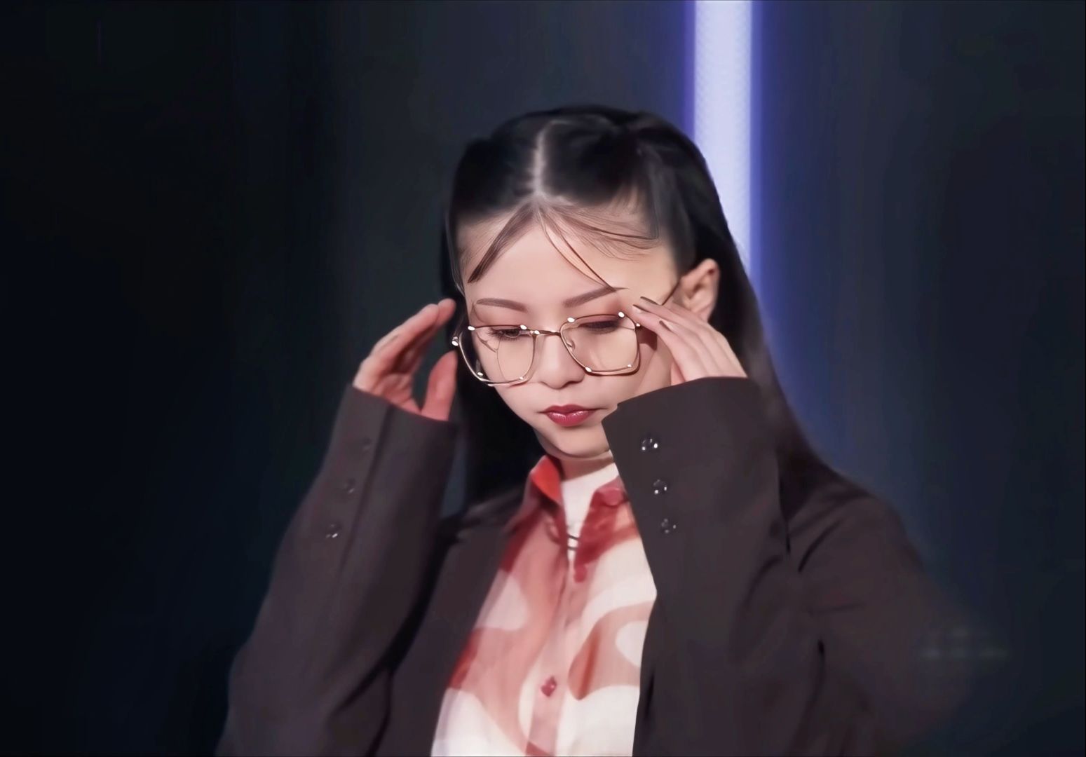 斋藤飞鸟西装配眼镜,正装穿搭走秀