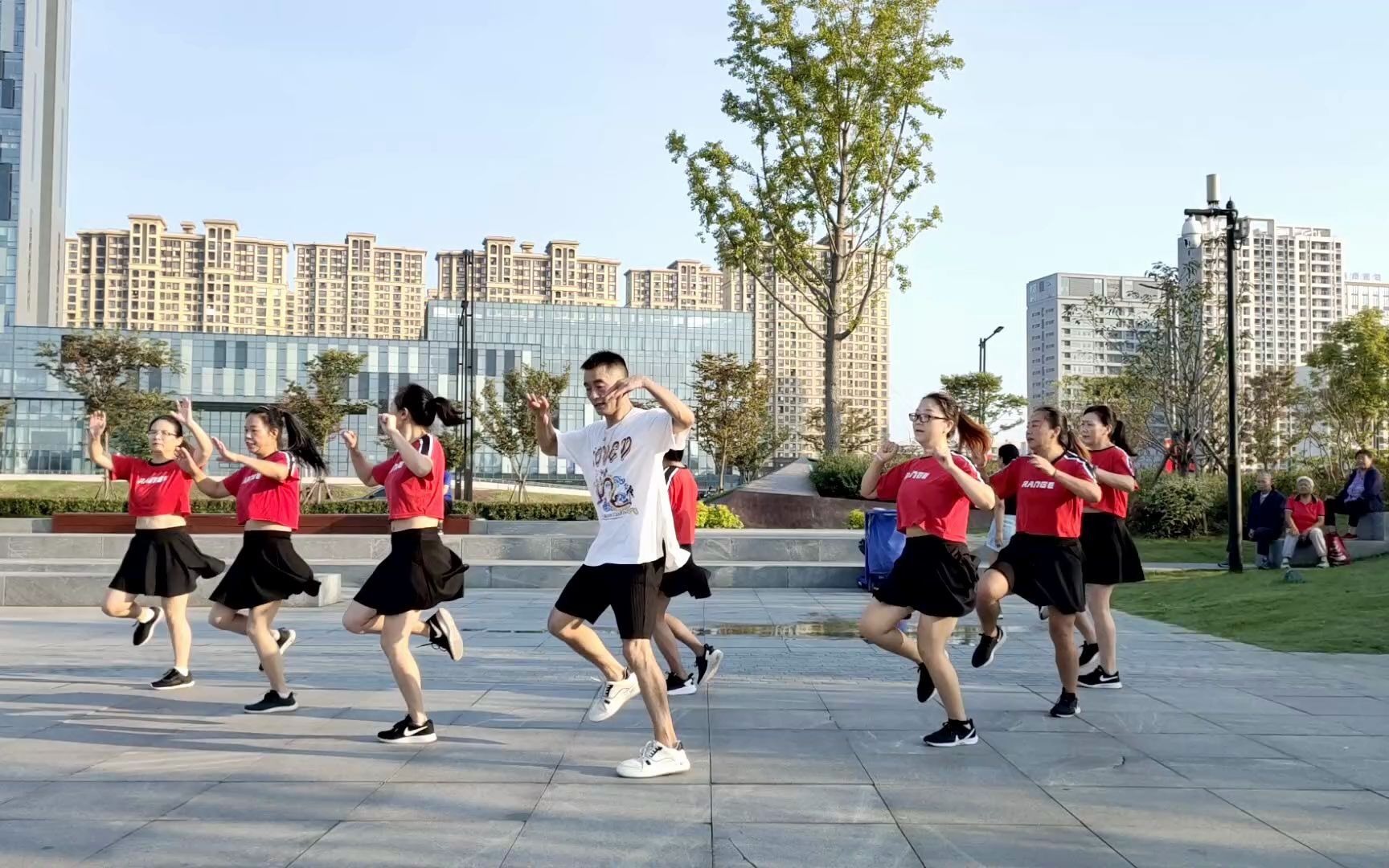 [图]城城团队演绎《雨中慢摇》完整版舞蹈作品，简单好看有激情你喜欢吗