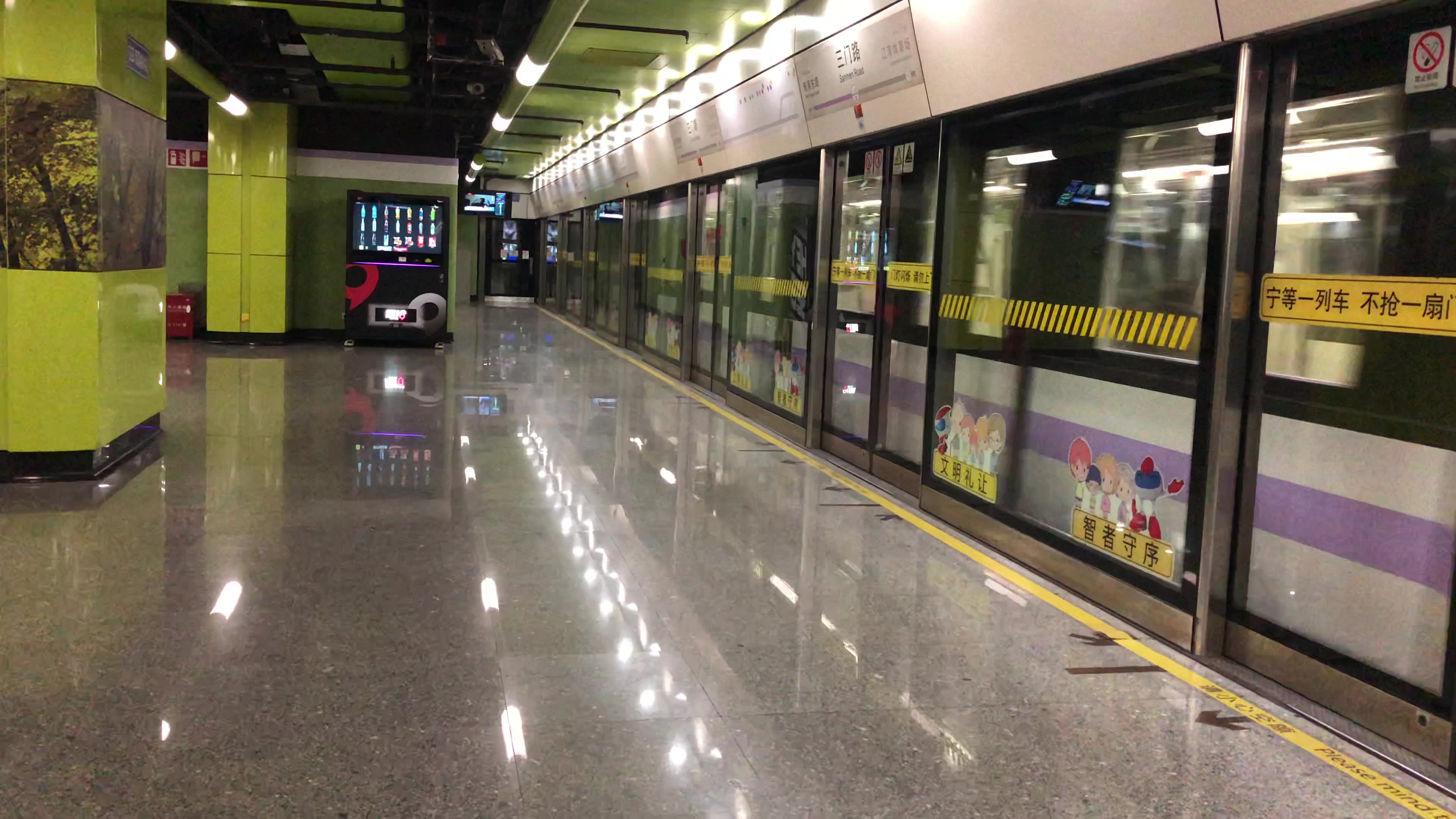 10a01型电动客车三门路往新江湾城方向出站