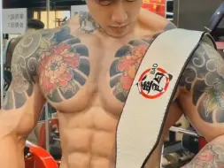 Video herunterladen: 广东半胛猛男健美身材特写2