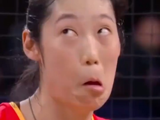 女排四分之一决赛,朱婷可爱鬼脸回应对手!