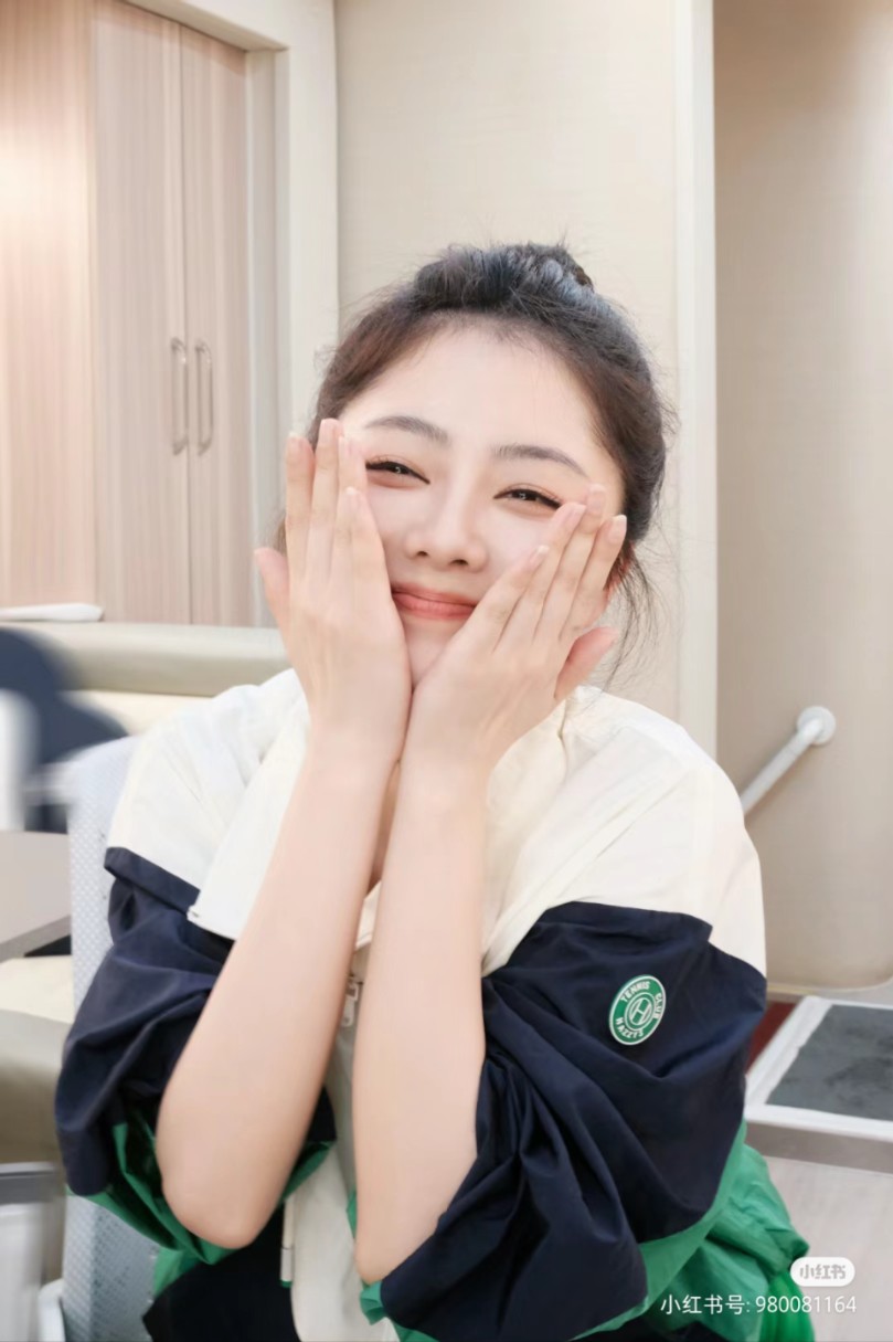 松韵就是一枚小甜筒,怎么会这么可爱,这么甜.