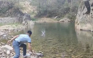 Скачать видео: 小时候玩的打水漂。这里是青山水秀。是个好玩的地方。农村就是空气好。