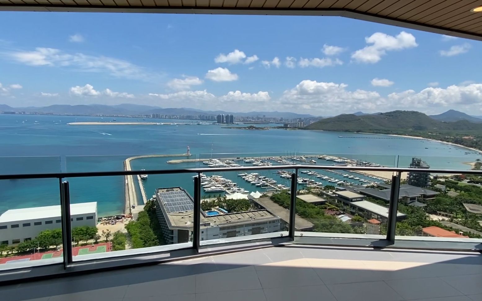 三亚豪华海景房,三面看海,13米观海阳台,隔壁家的别墅有这个香?