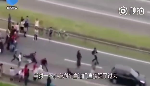 [图]数十人拦路抢劫，车主一紧张“油门当刹车”冲开一条血路，事后警察调查给出结论，撞了白撞！这种事你怎么看？