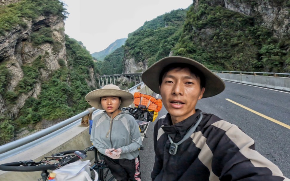 带着媳妇骑行四川,穿越茂县隧道群无人区,饿肚子艰难前行很无助【周亿