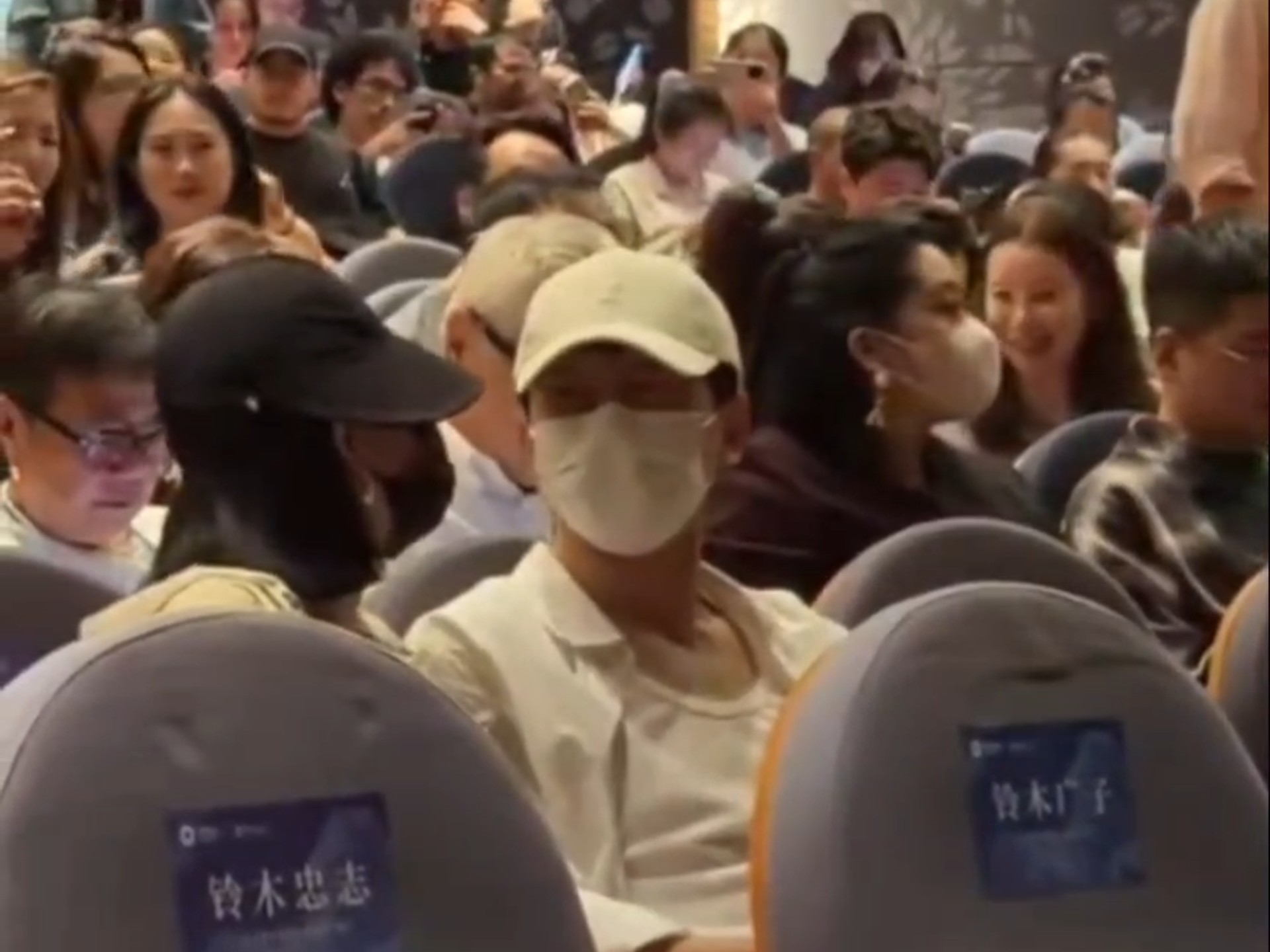 【张杰×谢娜】散场搂着走；牵手走；戴口罩；是在一起就特别开心的小夫妻哇（乌镇戏剧开幕大戏持续更新中25.10.16）