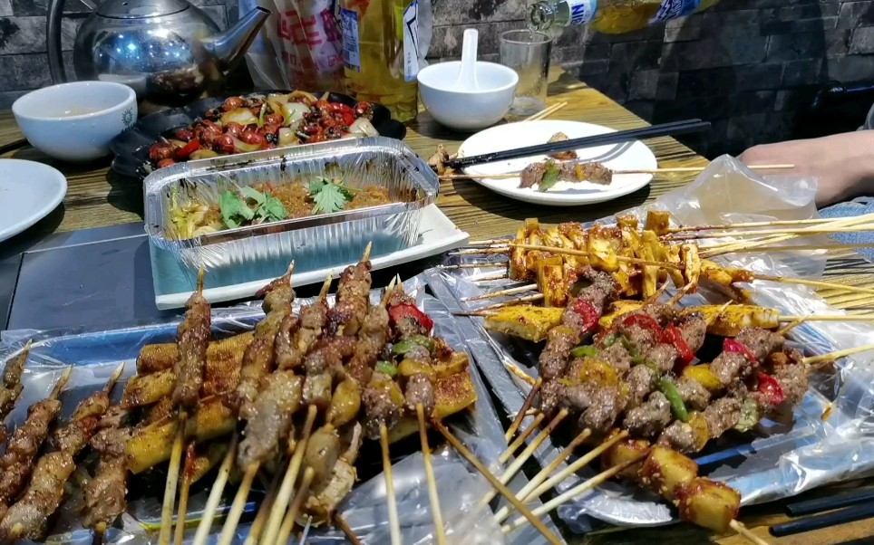 朋友请飞哥吃烤串喝啤酒还不忘记聊工作,店里环境太嘈杂.