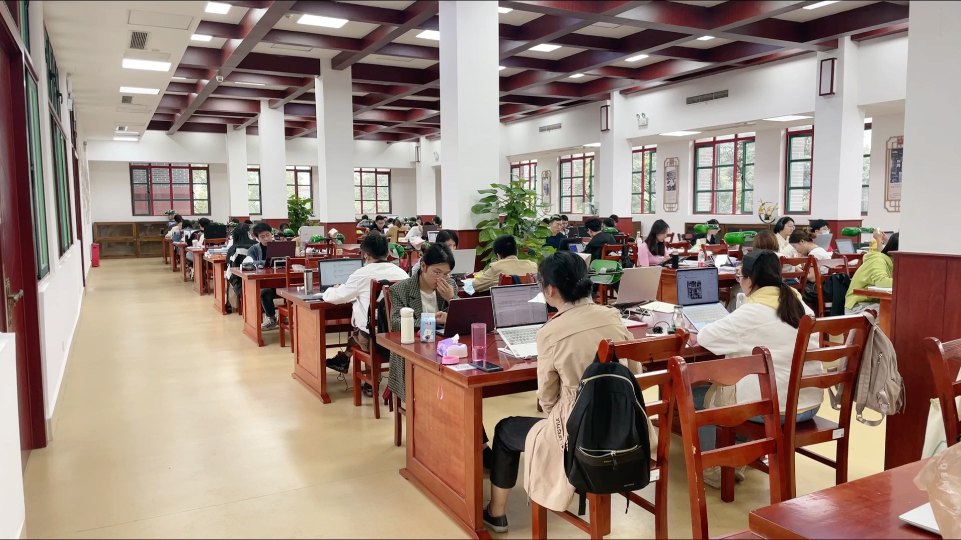 国庆假期四川大学华西校区图书馆人满为患,求求,别再卷了,卷不动了