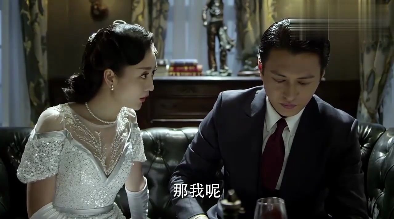 明楼和汪曼春约会,房门突然被打开,明楼立马拔枪警觉