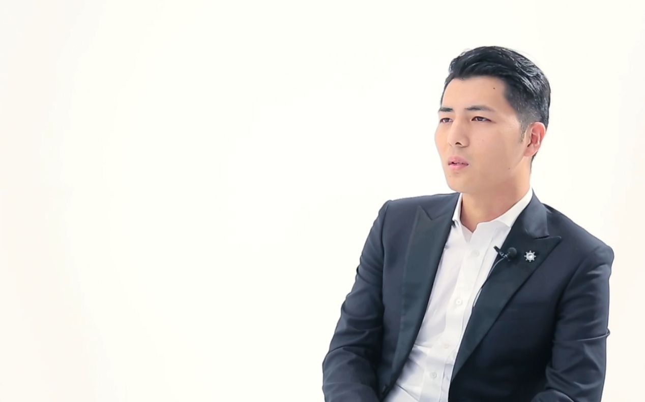 王浩楠:穿华丽服装橱窗里的模特