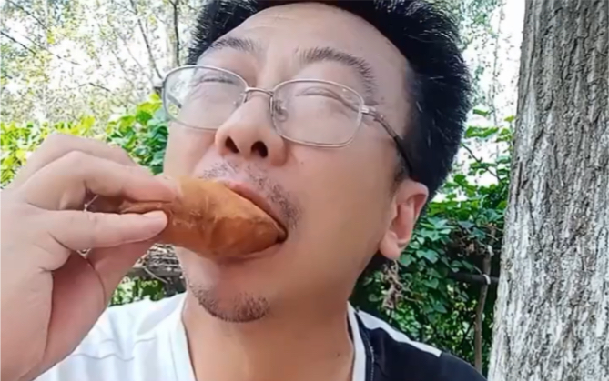 孙校长打一上午吃鸡很累,吃个10块钱大鸡排套餐还有高档饮料